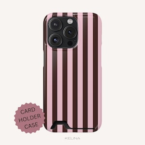 Op de afbeelding: Een telefoonhoesje met een verticaal streeppatroon in afwisselende tinten lichtroze en donkerbruin. Het hoesje bevat een ingebouwde kaarthouder aan de onderkant en een cirkelvormig label met de tekst CARD HOLDER CASE.