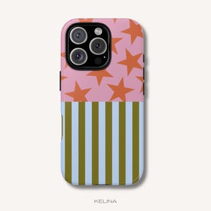 Op de afbeelding: Een smartphonehoesje met een gespleten ontwerp. De bovenste helft is lichtroze met oranje sterren, terwijl de onderste helft verticale strepen in lichtblauw en olijfgroen toont. Het hoesje bevat een zwarte camera-uitsparing en de tekst KELINA.