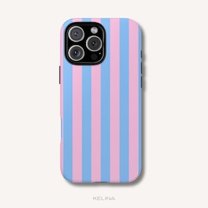 Op de afbeelding: Een smartphonehoesje met een verticaal streeppatroon in afwisselend lichtroze en hemelsblauw. Het hoesje heeft een zwarte camera-uitsparing in de linkerbovenhoek met drie ronde lenzen en een flitser. Het woord KELINA staat eronder afgedrukt.