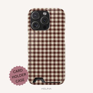 Op de afbeelding: Een bruin en crème telefoonhoesje met een gingham-ruitpatroon, een uitsparing voor de drievoudige camera aan de bovenkant en een kaarthouder aan de onderkant. Een roze geschulpte badge links toont de tekst CARD HOLDER CASE, met merknaam KELINA eronder.