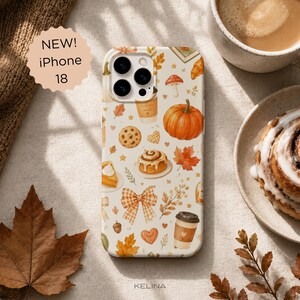 Op de afbeelding: Een telefoonhoesje met een crèmekleurige achtergrond en een herhalend patroon van herfstachtige illustraties, waaronder oranje pompoenen, rode esdoornbladeren, kaneelbroodjes, koffiebekers, koekjes, paddenstoelen en geruite strikken.
