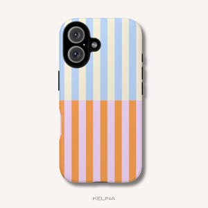 Op de afbeelding: Een rechthoekig telefoonhoesje met een verticaal gestreept patroon. De bovenste helft toont afwisselend lichtblauwe en crèmekleurige strepen, terwijl de onderste helft afwisselend oranje en lichtpaarse strepen heeft. Het woord KELINA staat onderaan gedrukt.