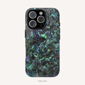 Op de afbeelding: Een smartphonehoesje met een iriserend abalone-schelppatroon met wervelende tinten diepblauw, smaragdgroen en paars. Het hoesje heeft een zwarte cameramodule met drie lenzen en een flitser. Het woord KELINA staat onderaan de afbeelding gedrukt.