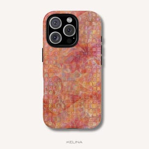 Op de afbeelding: Een smartphonehoesje met een rasterachtig patroon in tinten oranje, roze en geel. Het ontwerp bevat subtiele, overlappende bloem- of bladvormen onder het vierkante raster. Het woord KELINA staat onderaan afgedrukt.