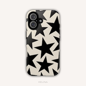 Op de afbeelding: Een telefoonhoesje met een zwart en crèmekleurig sterrenpatroon. De hoes heeft een glanzende afwerking en heeft een herhalend ontwerp van zwarte sterren tegen een crèmekleurige achtergrond. Het woord "KELINA" staat onderaan gedrukt.