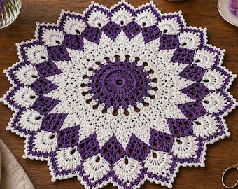 Padrão de crochê para tapete mandala em formato de estrela bicolor, com renda roxa e branca.