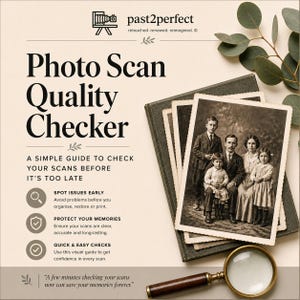 Puede incluir: Imagen promocional para un verificador de calidad de escaneo de fotos. La imagen presenta una pila de fotos familiares antiguas, una lupa y el texto "Photo Scan Quality Checker" y "Una guía sencilla para comprobar tus escaneos antes de que sea demasiado tarde."