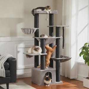 Op de afbeelding: Een kattenboom met meerdere niveaus met meerdere platforms, een condo en krabpalen. Verschillende katten liggen op de platforms en in het condo. De kattenboom is grijs en zwart, met een hangend speeltje en een touw.