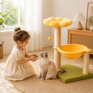 Könnte beinhalten: Ein Katzenbaum mit einer grünen quadratischen Basis, zwei mit Sisal umwickelten Kratzstämmen, einer gelben Stoffhängematte und einer oberen Plattform in Form einer gelben Blume mit einem hängenden Ballspielzeug zum Klettern und Ausruhen.