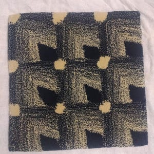 Zeitgenössisches abstraktes Stoffdesign - Einzigartiger geometrischer Textilaufnäher in Schwarz & Neutral