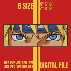 Può includere: Un file digitale con un disegno ricamato di occhi di anime con iridi blu, capelli gialli e una fascia blu. Il disegno è su sfondo rosso con strisce verticali gialle e testo che indica dimensioni da 10 cm a 23 cm. È presente anche il testo "DIGITAL FILE".