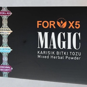 Op de afbeelding: Een zwarte doos met oranje randen en de tekst "FOR X5 MAGIC" in het wit. Daaronder staat "KARISIK BITKI TOZU Mixed Herbal Powder". De doos heeft een holografische veiligheidsstrip met de tekst "FOR AS", "ORIGINAL STA GLET" en "ORIGINAL SECURITY".
