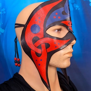 Casque celtique en cuir, masque entrelacé rouge bleu et noir, oeuvre d'art portable peinte à la main, pièce de costume de fantaisie irlandaise image 1