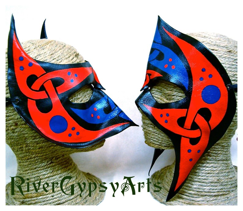 Casque celtique en cuir, masque entrelacé rouge bleu et noir, oeuvre d'art portable peinte à la main, pièce de costume de fantaisie irlandaise image 10