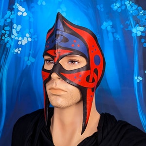 Casque celtique en cuir, masque entrelacé rouge bleu et noir, oeuvre d'art portable peinte à la main, pièce de costume de fantaisie irlandaise image 3