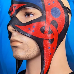 Casque celtique en cuir, masque entrelacé rouge bleu et noir, oeuvre d'art portable peinte à la main, pièce de costume de fantaisie irlandaise image 2