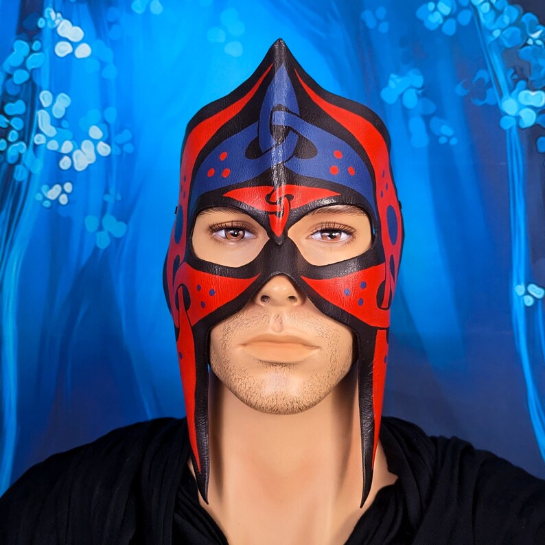 Casque celtique en cuir, masque entrelacé rouge bleu et noir, oeuvre d'art portable peinte à la main, pièce de costume de fantaisie irlandaise image 5