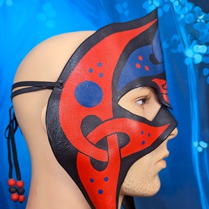 Casque celtique en cuir, masque entrelacé rouge bleu et noir, oeuvre d'art portable peinte à la main, pièce de costume de fantaisie irlandaise image 6