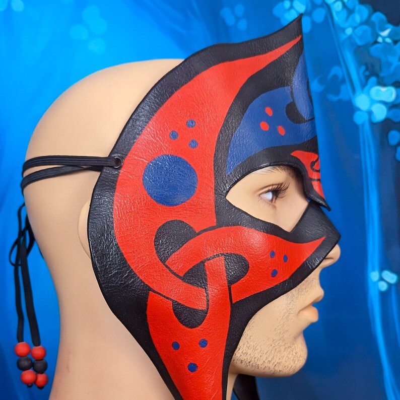 Casque celtique en cuir, masque entrelacé rouge bleu et noir, oeuvre d'art portable peinte à la main, pièce de costume de fantaisie irlandaise image 6