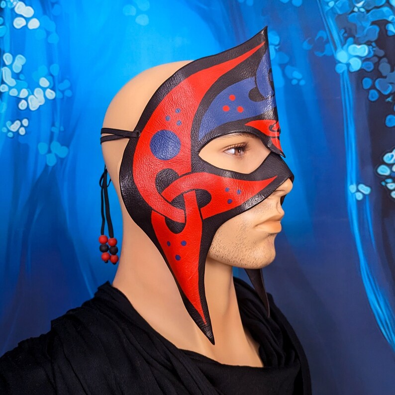 Casque celtique en cuir, masque entrelacé rouge bleu et noir, oeuvre d'art portable peinte à la main, pièce de costume de fantaisie irlandaise image 1