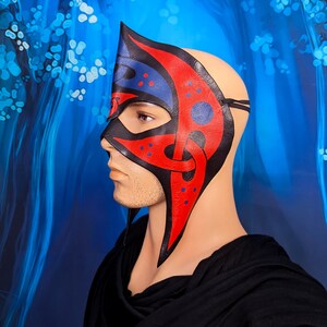 Casque celtique en cuir, masque entrelacé rouge bleu et noir, oeuvre d'art portable peinte à la main, pièce de costume de fantaisie irlandaise image 4