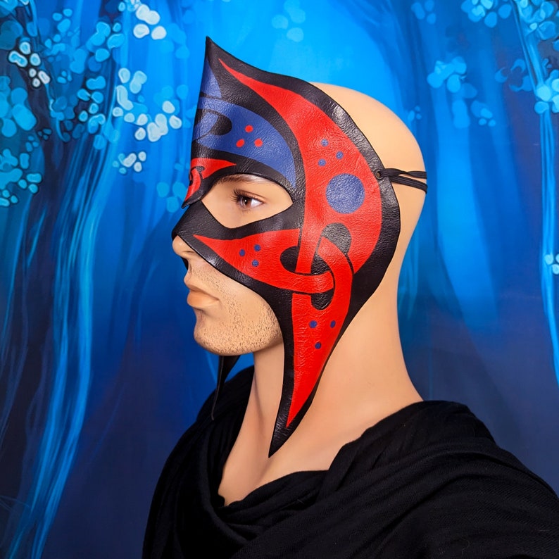 Casque celtique en cuir, masque entrelacé rouge bleu et noir, oeuvre d'art portable peinte à la main, pièce de costume de fantaisie irlandaise image 4