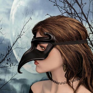 Black Leather Raven Mask, Handcrafted Crow Eyemask with Hooked Beak, Black Bird Halfmask With Short Turned-in Horns (MADE UPON ORDER!)