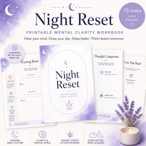Könnte beinhalten: Ein druckbares Mental Clarity Workbook mit dem Titel "Night Reset" mit einem Lavendel- und Weiß-Design. Das Cover zeigt den Titel und eine florale Illustration. Das Bild enthält Beispielseiten, eine Kerze und den Text "Clear your mind. Close your day. Sleep better."