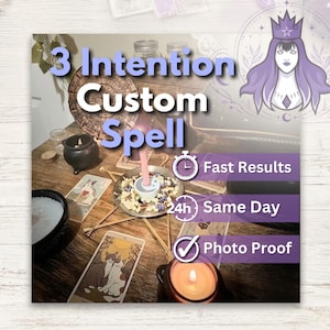 Op de afbeelding: Een houten tafeloppervlak met een 3 Intention Custom Spell display met tarotkaarten, een kleine zwarte ketel, een roze kaars in een metalen schaal met gedroogde kruiden en een brandende kaars. Tekst: Fast Results, 24h Same Day, Photo Proof.