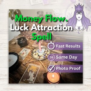 Op de afbeelding: Een houten tafeloppervlak met een roze kaars in een metalen schaal, een kleine zwarte ketel, tarotkaarten met kattenillustraties en een houten schijf. Tekstoverlays tonen Money Flow, Luck Attraction Spell, Fast Results, 24 Same Day en Photo Proof.