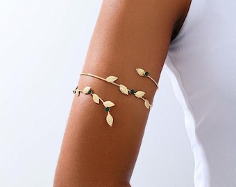 Brazalete moderno y único con decoración de gemas envueltas en hojas de oro metálico, diseño versátil adecuado para vacaciones.