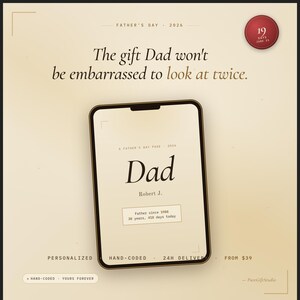 Può includere: Un display digitale che mostra una pagina per la festa del papà con il testo 'The gift Dad won't be embarrassed to look at twice.' Lo schermo presenta la parola 'Dad', il nome 'Robert J.' e 'Father since 1988, 38 years, 418 days today'.
