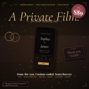 Può includere: Un design di invito di nozze digitale con uno sfondo scuro e dettagli dorati. Il design include uno smartphone che mostra i nomi "Sophia & James" e una carta "Grazie". Il testo recita "A Private Film... for your wedding day."