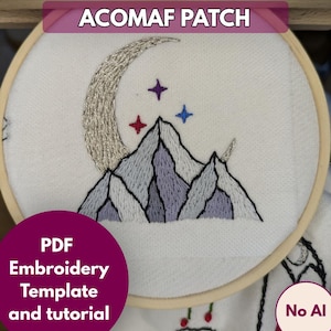 Könnte beinhalten: Ein Stickrahmen mit weißem Stoff, der ein gesticktes Design aus einem silbernen Halbmond, violetten und weißen Bergen sowie drei kleinen Sternen in Rot, Violett und Blau zeigt. Der Text ACOMAF PATCH, PDF Embroidery Template and tutorial und No AI ist sichtbar.