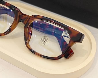 Gafas retro góticas Wayfarer con filtro de luz azul y detalles en cruz plateada.