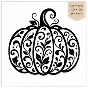 Può includere: Una silhouette nera di una zucca con intricati motivi a volute e foglie. Una piccola etichetta beige nell'angolo in alto a destra mostra il testo SVG, PNG, DXF, EPS, JPG e PDF, indicando i formati di file disponibili per questo design.