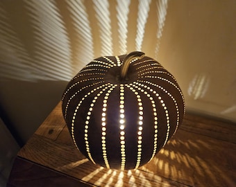 Lampada da tavolo realizzata con zucca naturale non trattata.