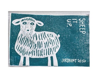 Estampe linogravure Sheep It Up, inspirée du jeu de cartes Sheepshead, 4×6
