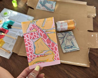 Estampe linogravure de girafe, art animalier coloré imprimé à la main, 4×6