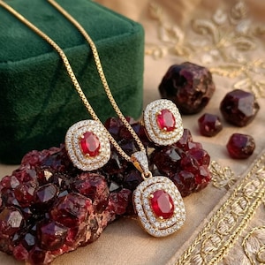 Conjunto de pendientes, anillo y colgante de rubí y circonita hechos a mano en oro de 24 quilates. Joyería nupcial. Regalo ideal para mujer.