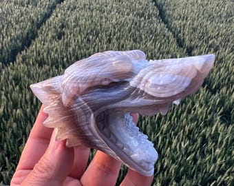 Rzeźba głowy wilka z druzy agatu – 11,9 cm ręcznie rzeźbiona kryształowa figurka wilka | Uzdrawianie czakry korzenia i trzeciego oka | Wyjątkowy duchowy prezent dla miłośników wilków
