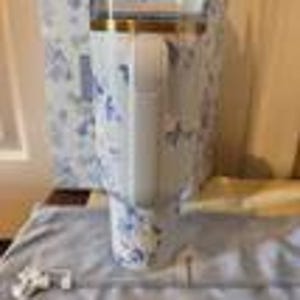 STANLEY 40.oz FLORAL-BLUE loveshackfancy| Elegant Stanley Style Quencher Cup bild 3