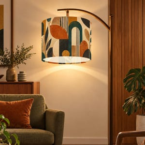 Lampa Statement Lamp, abstrakcyjny wydruk artystyczny, lampa podłogowa w stylu mid-century art, łukowa lampa wisząca, geometryczne oświetlenie narożne