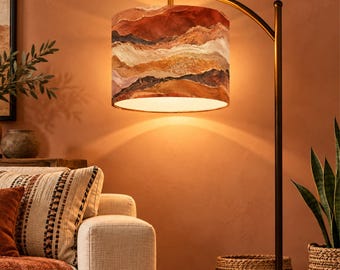 Lampada da terra ad arco in stile desertico, design metà secolo, in terracotta, con struttura in metallo nero opaco da 63 pollici.