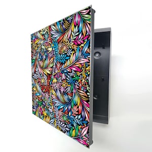 Peut inclure: Panneau mural décoratif orné d'un motif floral vibrant aux couleurs vives, notamment rose, jaune, bleu et vert, sur fond noir. Le panneau est monté sur un cadre noir, créant un contraste visuel saisissant, rappelant l'art botanique.