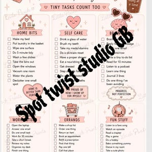 Può includere: Un elenco di attività Tiny Task List rosa e bianco con sezioni per Home Bits, Self Care, Brain, Work Stuff, Errands e Fun Stuff. Include illustrazioni di una palla da discoteca, una tazza di caffè e una pesca.