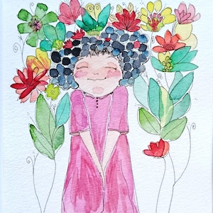 Könnte beinhalten: Aquarellillustration einer lächelnden Figur in einem rosa Kleid, geschmückt mit einem lebendigen Blumenkranz. Das Kunstwerk zeigt einen skurrilen Stil mit bunten Blumen in Rot-, Gelb-, Grün- und Rosatönen, vor einem weißen Hintergrund.