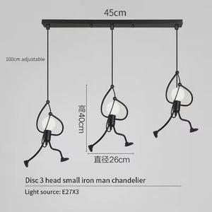 K&ouml;nnte beinhalten: Schwarze Eisenmann-Pendelleuchte mit drei Lichtern. Die Leuchte ist 45 cm breit, mit verstellbaren Kabeln bis zu 100 cm. Jedes Licht hat einen Durchmesser von 26 cm und ist 40 cm hoch. Der Text lautet "Disc 3 head small iron man chandelier".
