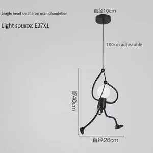K&ouml;nnte beinhalten: Schwarze Eisenmann-H&auml;ngeleuchte mit wei&szlig;er Gl&uuml;hbirne. Die Leuchte ist 40 cm hoch und 26 cm breit, mit einem 100 cm langen, verstellbaren Kabel. Lichtquelle E27X1.