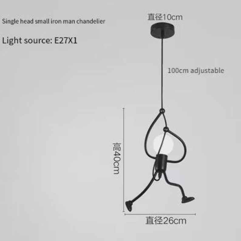 K&ouml;nnte beinhalten: Schwarze Eisenmann-H&auml;ngeleuchte mit wei&szlig;er Gl&uuml;hbirne. Die Leuchte ist 40 cm hoch und 26 cm breit, mit einem 100 cm langen, verstellbaren Kabel. Lichtquelle E27X1.